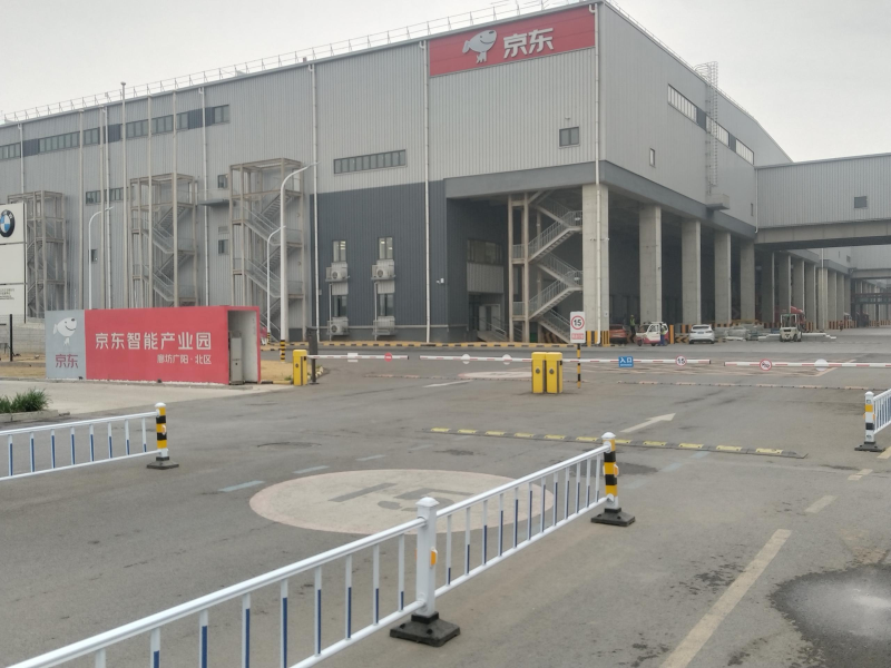 在与和皓的合作中，河北廊坊广阳京东物流园引入了和皓的智慧出入口管理系统。 该系统依托车牌识别技术，以车牌作为车辆通行凭证，在出入口部署智能摄像设备。车辆进入时，虚拟地感线圈触发抓拍识别，系统记录车牌信息并存储；出场时二次识别后自动调取入场数据，通过预设计费规则生成费用，同步推送至收费屏和服务器。收费员确认支付后放行，支持多渠道支付。